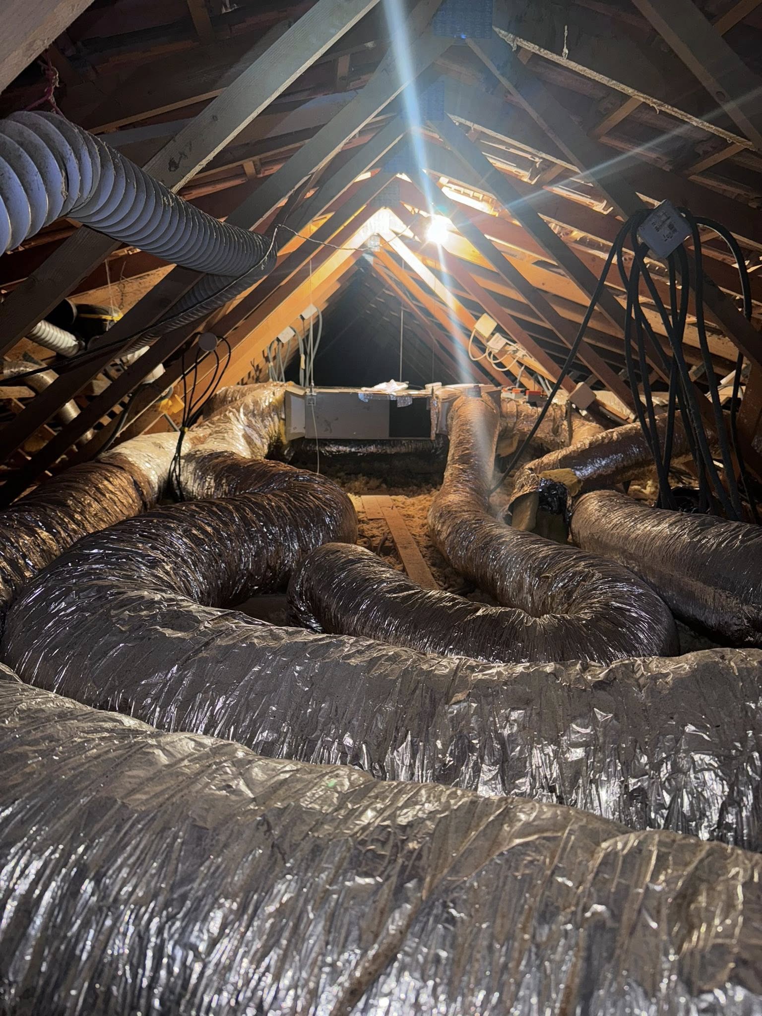 Installation de gaines de ventilation dans les combles à Béziers par Clim & Cool